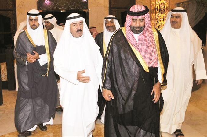 الشيخ احمد صباح السالم لدى وصوله وفي استقباله سلطان بن حثلين﻿