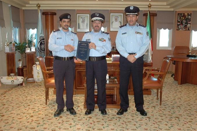 اللواء الانصاري يتسلم ماجستير العتيبي ويبدو العقيد الامير