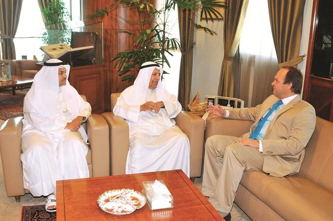 علي الغانم في جانب من اللقاء 
