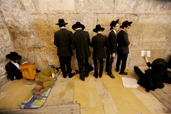  مجموعة من الشباب اليهود يؤدون طقوسا دينيةفي القدس امس رويترز