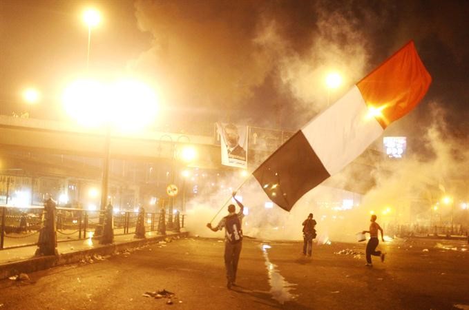 انصار الرئيس المعزول محمد مرسي يقطعون كوبري 6 اكتوبر ويلقون بالاحجار تجاه الامن والمعارضين امس الاولاپ