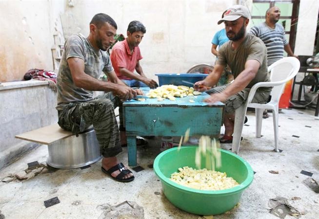 عناصر من الجيش الحر يحضرون فطور رمضان رويترز 