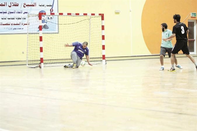 تصد رائع للكرة من حارس طيران الجزيرة﻿