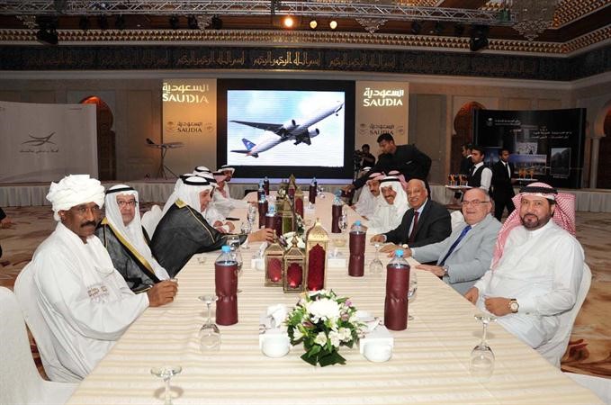  دعبدالعزيز الفايز ووضاح بن حسن العضاض وفواز الفرح وعدد من سفراء الدول العربية في جانب من الغبقةمتين غوزال ﻿