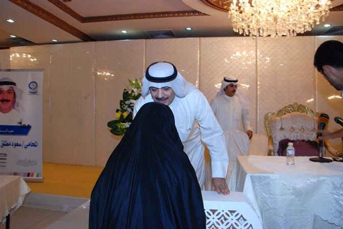 سعود السبيعي يقبل راس احدى كبيرات السن