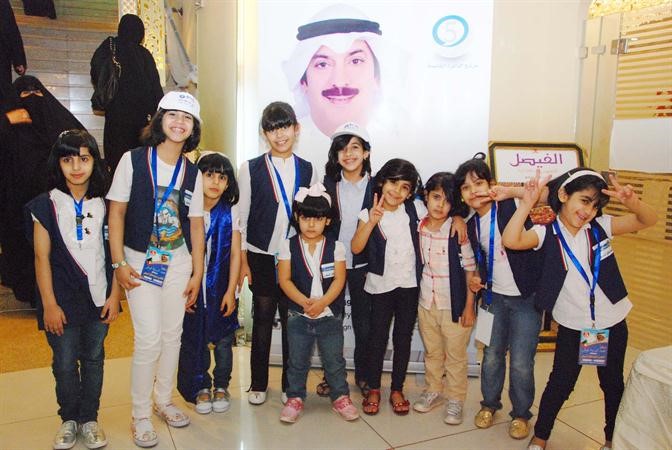 اطفال يحملون باجات المرشح سعود السبيعي