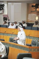 النائب السابق ومرشح الدائرة الثانية احمد لاري متحدثا في احدى الجلسات﻿