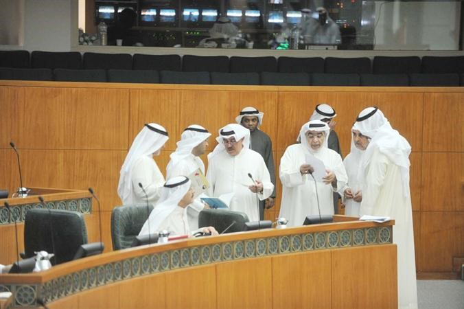 احمد لاري وعدنان عبدالصمد في احدى جلسات المجلس ﻿