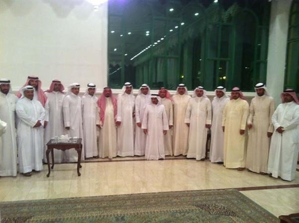 مبارك الخرينج متوسطا اصحاب شركات التاكسي في ديوانه بالعميرية﻿
