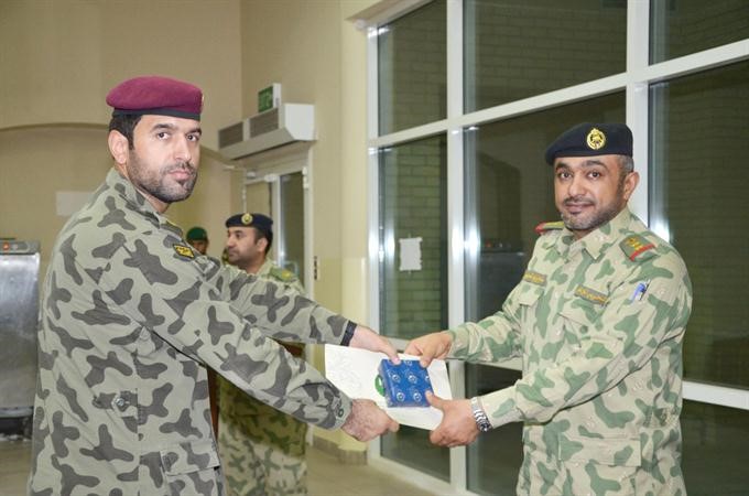المسيطير مسلما احد المكرمين جائزته﻿