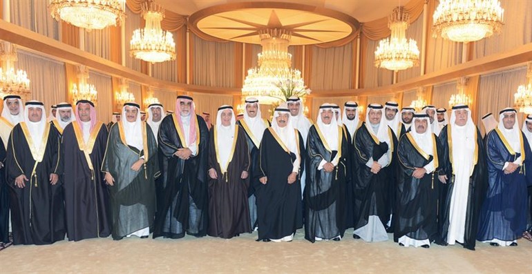 رئيس وزراء البحرين لدى زيارته ديوان الشيخ جابرالعبد الله بحضور عدد كبير من الوزراء والشيوخ