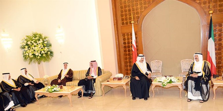 صاحب السمو الامير الشيخ صباح الاحمد خلال اللقاء مع رئيس وزراء البحرين بحضور سمو ولي العهد والشيخ مشعل الاحمد والشيخ محمد بن مبارك