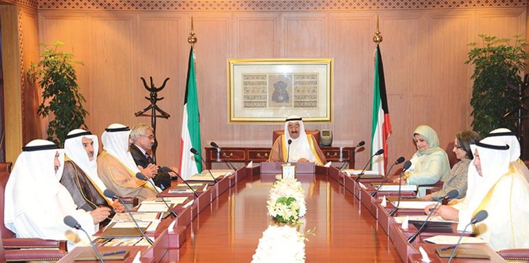 صاحب السمو الامير الشيخ صباح الاحمد مترئسا اجتماع مؤسسة التقدم العلمي