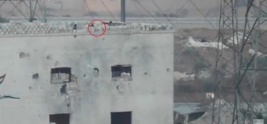 بالفيديو.. جندي نظامي سوري يرمي قاذف B10 بالخطأ ويفجر زملاءه