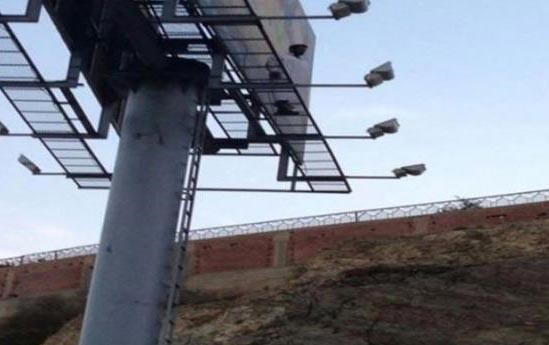 بالفيديو و الصور.. سعودي يحاول الانتحار من أعلى لوحة إعلانية