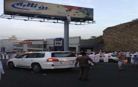 بالفيديو و الصور.. سعودي يحاول الانتحار من أعلى لوحة إعلانية