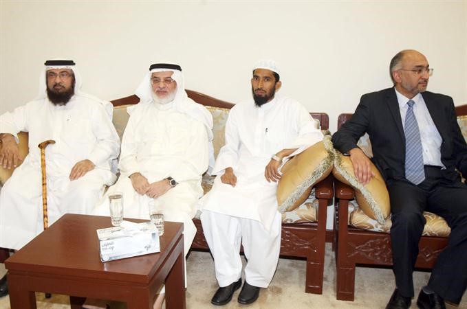 د عبد الغفار الشريف مع عدد من المهنئين﻿