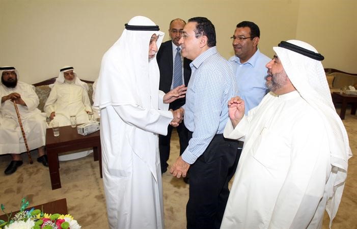 د خالد المذكور مستقبلا المهنئين﻿
