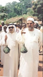 وليد الاحمد ودعبدالرحمن السميط وهدية اقزام القرية من عسل الجبل
