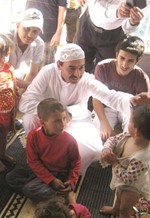 الزميل الاحمد وابنه مبارك على الحدود اللبنانيه السورية لتلمس معاناة اللاجئين