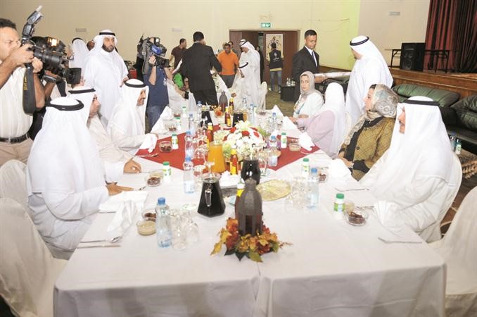 ذكرى الرشيدي وعبدالمحسن المطيري على مائدة الافطار الجماعي لدور الرعاية﻿