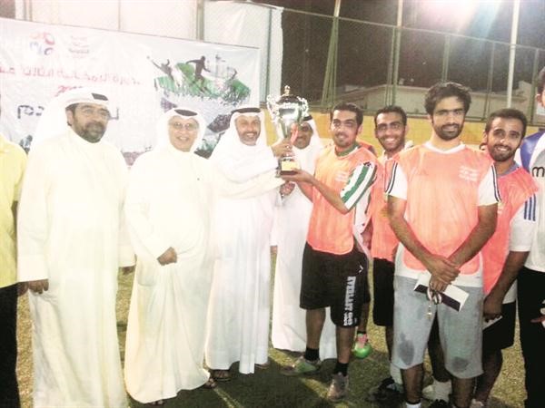 فريق ديوانية الانصاري الفائز بالمركز الاول يتسلم كاس البطولة من بدر العناز﻿
