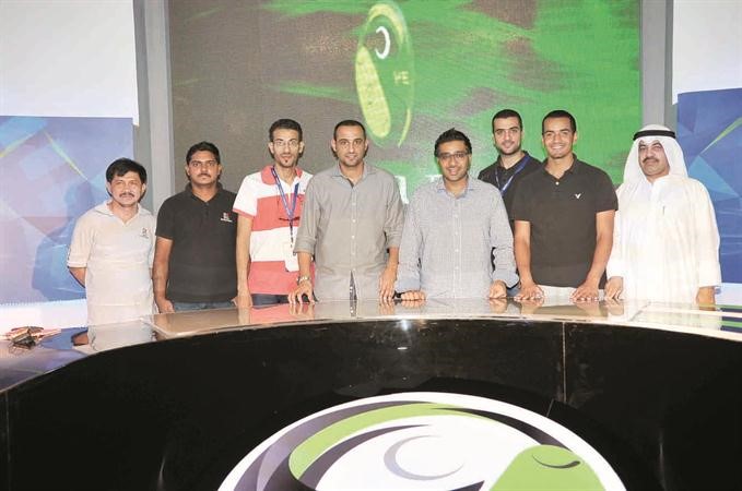 مهند يتوسط فريق عمل البرنامج ﻿