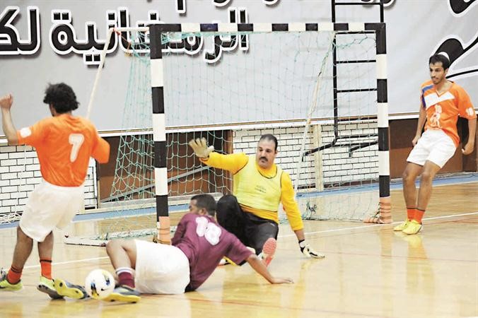 جانب من احدى مباريات دورة الحساوي وتبدو احدى الفرص الضائعة امام المرمى