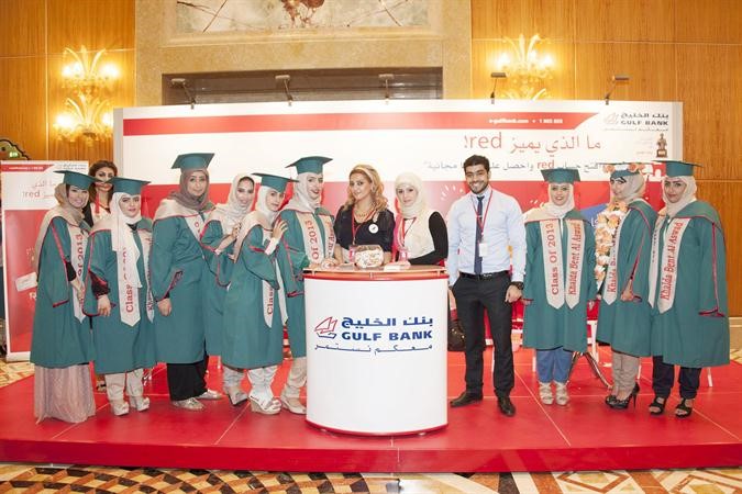 طالبات المدرسة مع موظفي البنك في الجناح المخصص خلال الحفل﻿