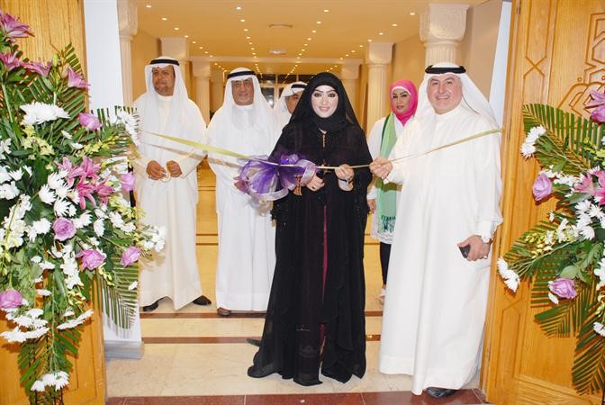 نسرين العازمي وماسامة الصايغ يفتتحان المعرض 