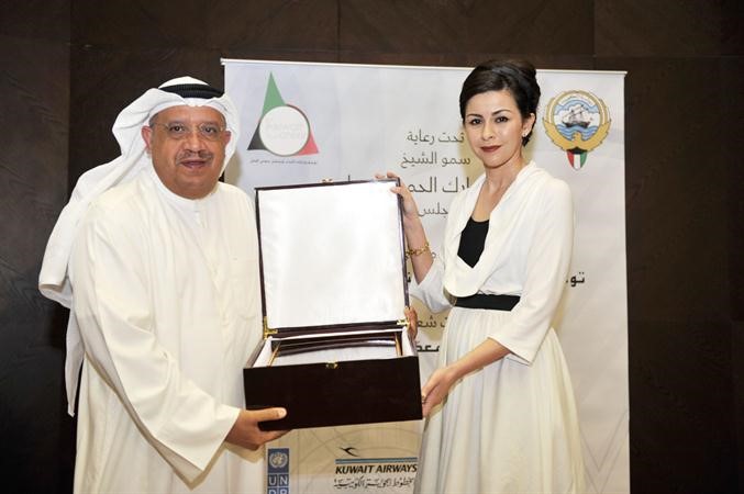 جمال الهولي مكرما الشيخة الزين الصباح