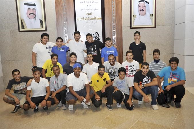  لقطة جماعية تضم احد الفرق المشاركة في المنتدى