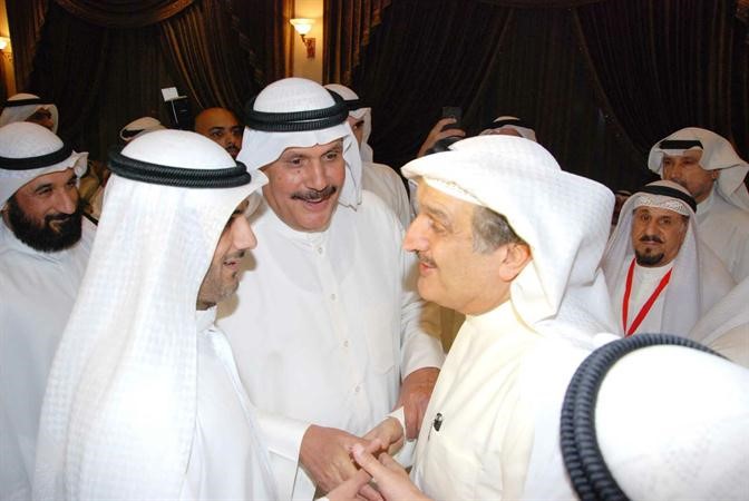العوضي يرحب باحد الحضور