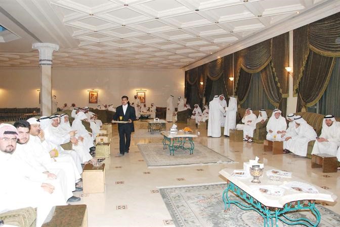 عدد من الحضور