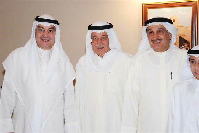 العوضي مع شقيقه النائب السابق عبدالواحد العوضي عباس مكحل