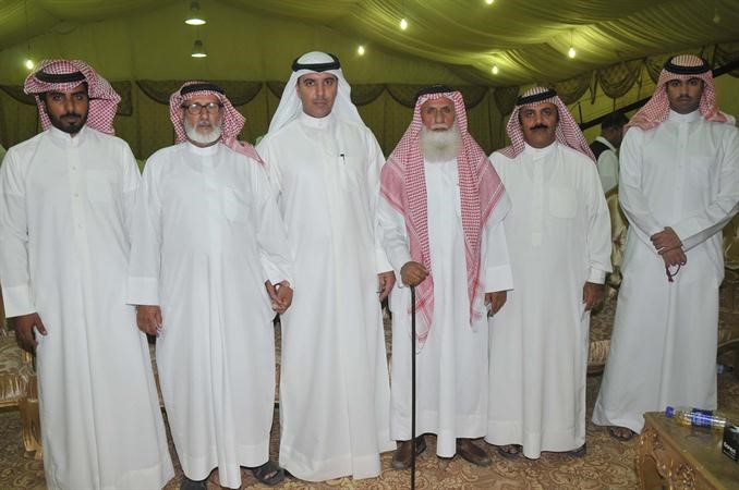 ماضي الهاجري يتوسط عددا من ابناء الدائرة