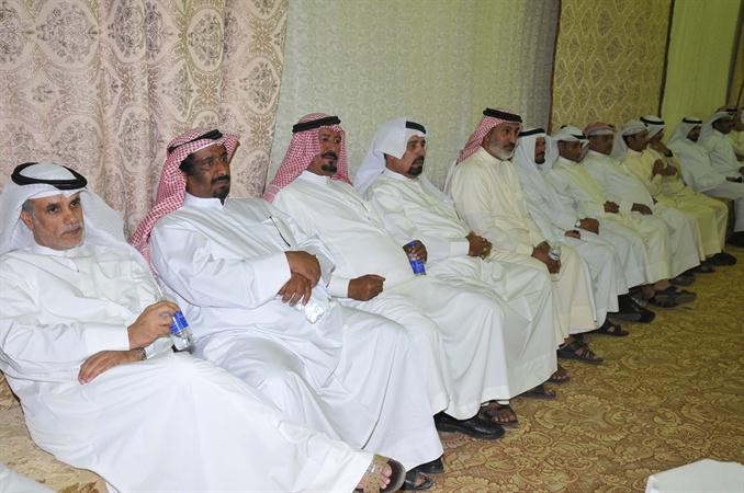  والحضور يستمعون لكلمة الهاجري