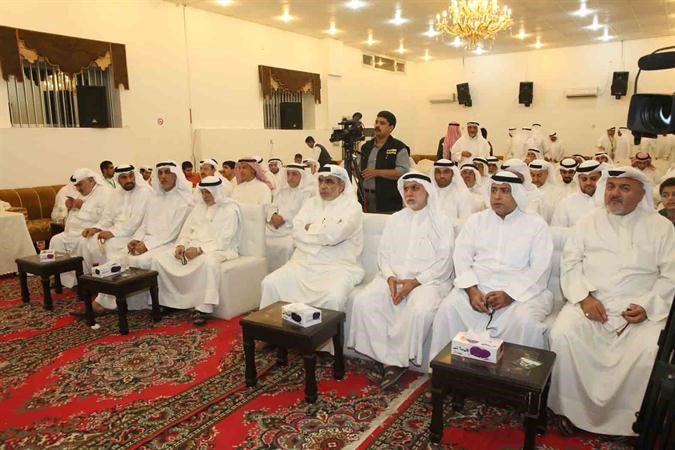 الحضور يستمعون لعدنان عبد الصمد 