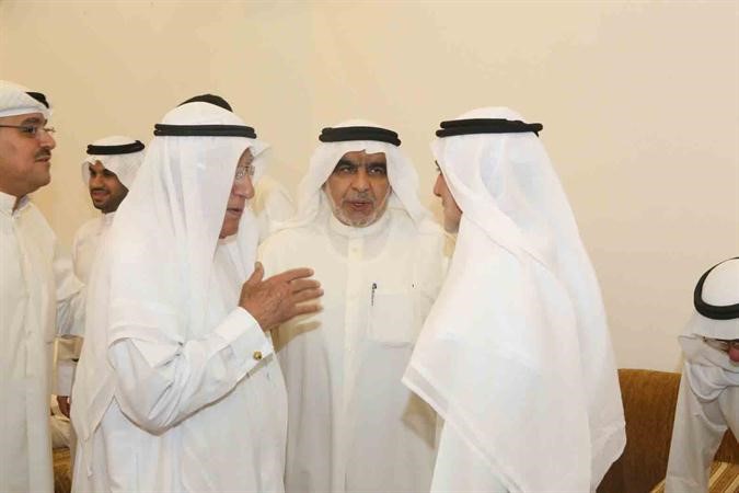 عدنان عبدالصمد في حوار مع بعض الحضور
