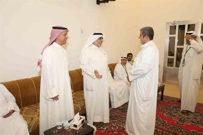عبد الصمد يستمع لاحد ابناء الدائرة الاولى