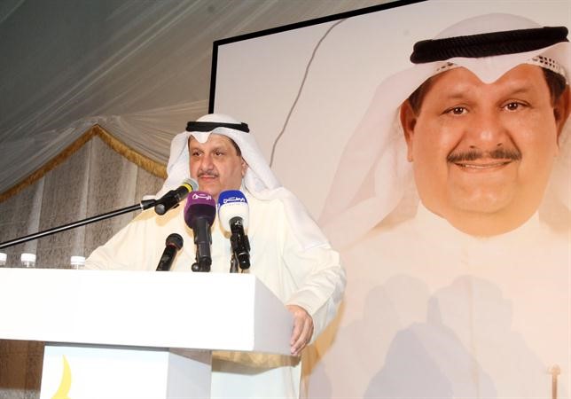 مرشح الدائرة الاولى عيسى الكندري متحدثا الى ناخبيه
