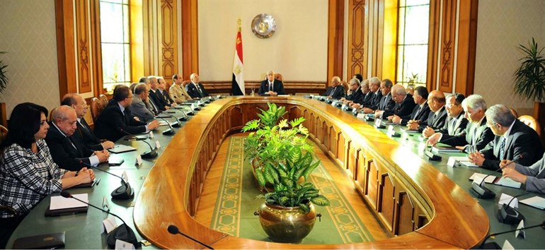 الرئيس المؤقت عدلي منصور يحضر الاجتماع الاول للحكومة الانتقالية رويترز