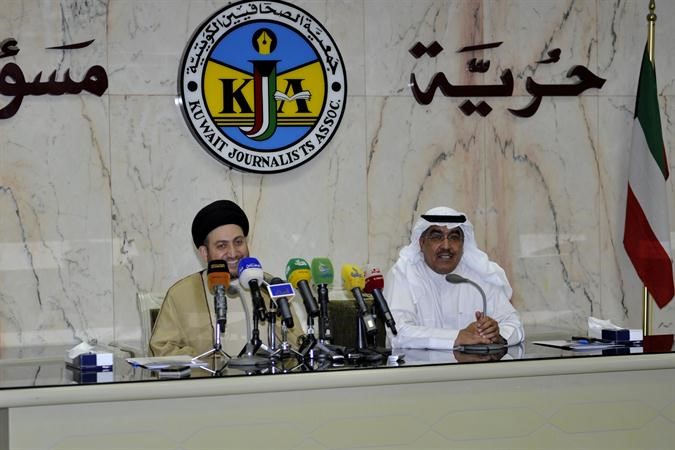 السيد عمار الحكيم متحدثا في جمعية الصحافيين ويبدو الزميل عدنان الراشد﻿