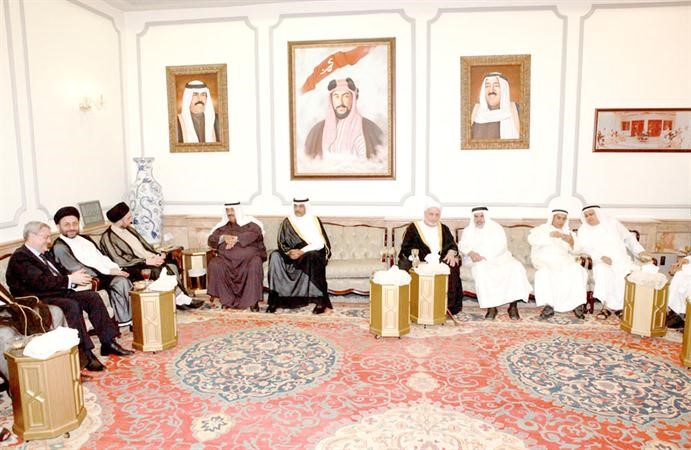 سمو الشيخ ناصر المحمد والشيخ صباح الخالد والسيد عمار الحكيم والسفير محمد حسين بحر العلوم واحمد بهبهاني مع بعض الحضور على هامش الغبقة﻿