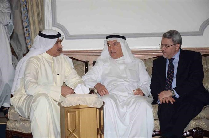 المستشار بالديوان الاميري محمد ابو الحسن والسفير العراقي محمد بحر العلوم مع احد الحضور﻿
