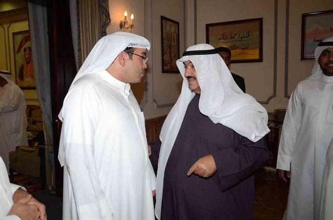 سمو الشيخ ناصر المحمد مرحبا برئيس التحرير الزميل يوسف خالد المرزوق﻿