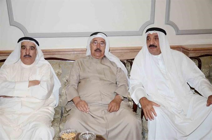 اللواء مصطفى الزعابي مع بعض الحضور في الغبقة﻿