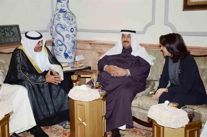سمو الشيخ ناصر المحمد والشيخ صباح الخالد مع السفيرة الفرنسية ندى يافي﻿