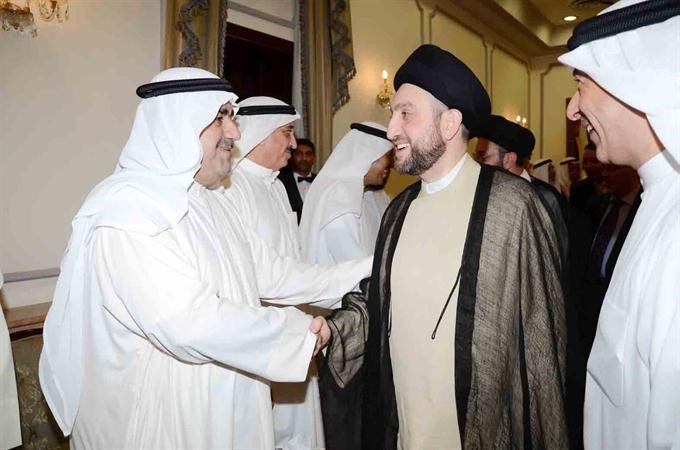 السيد عمار الحكيم مصافحا احمد اسماعيل بهبهاني ويبدو محمد ابل﻿