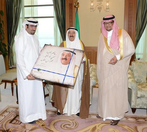  صاحب السمو الامير الشيخ صباح الاحمد مستقبلا رئيس نادي النصر السعودي صاحب السمو الملكي الامير فيصل بن تركي بن عبدالعزيز ال سعود ورئيس اللجنة المنظمة لدورة الروضان الرمضانية خالد الروضان﻿